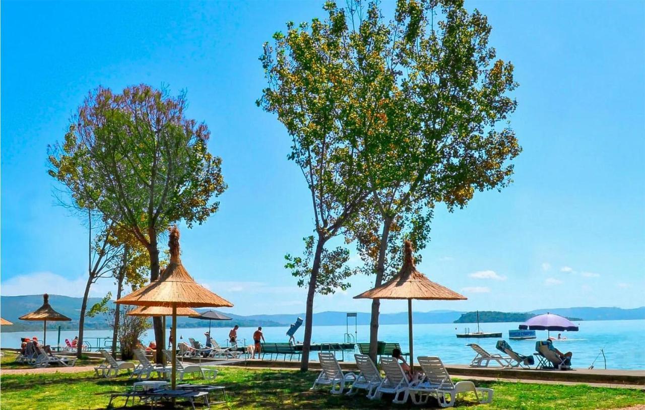 Pet Friendly Stacaravan In Tuoro Sul Trasimeno Villa Luaran gambar